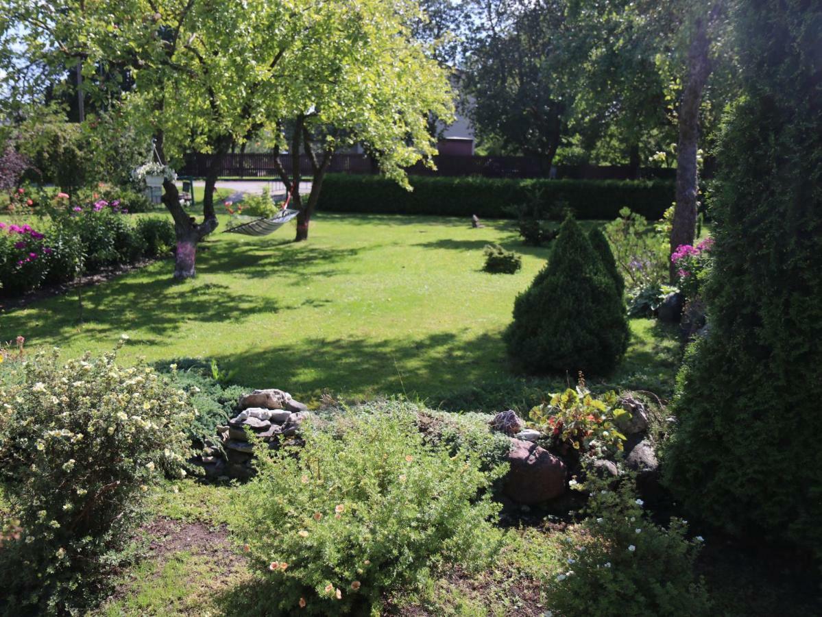 Cozy Summer House With Free Parking Near City Center & Beach Kuressaare Exterior photo